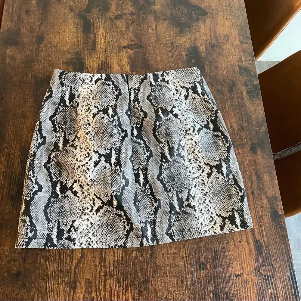 F21 nwt faux snake skin print mini skirt - Picture 4 of 15